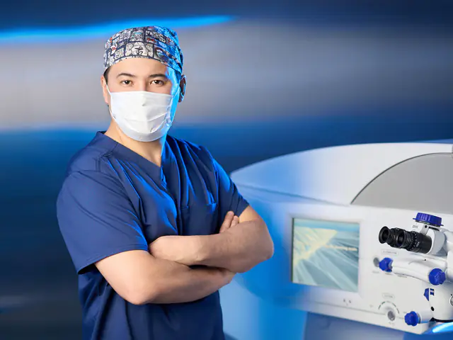 Хирург RB CLINIC у лазера VisuMax